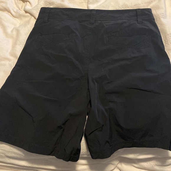 EUC Lululemom size 32 blank stretchy cargo shorts - Picture 2 of 2